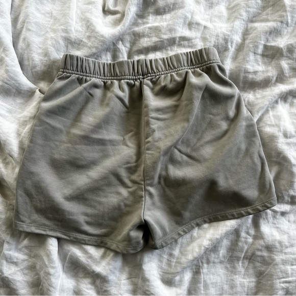Good American Oversized Shorts in Summer Sand - Picture 4 of 4